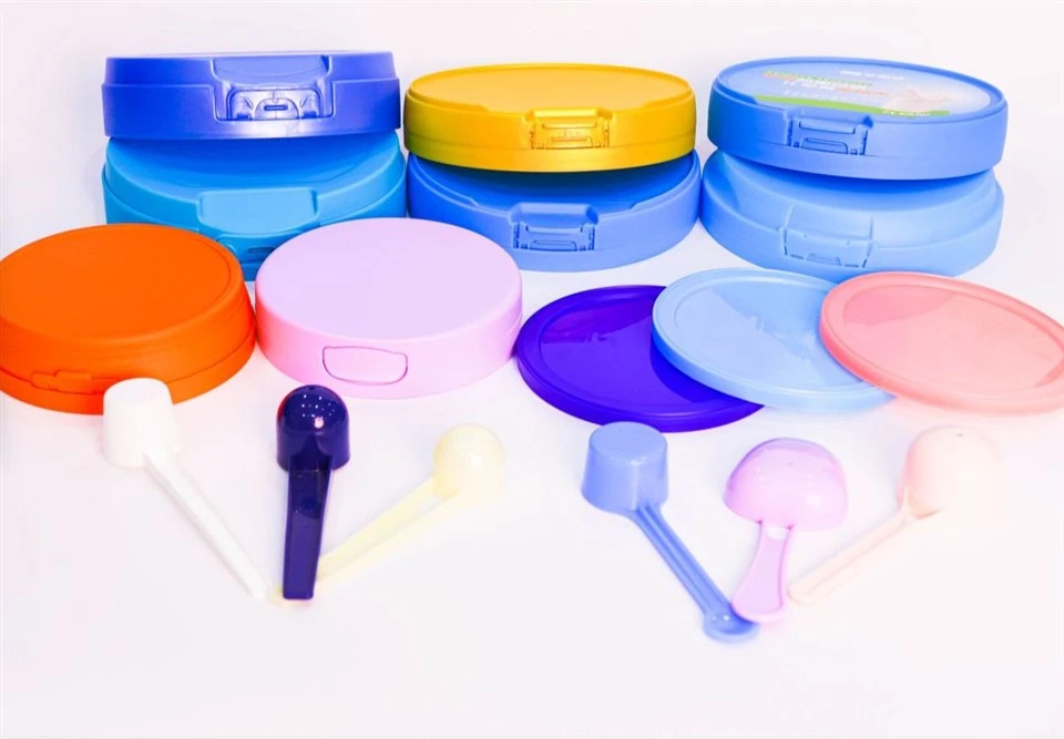 Hinged Plastic Closure For Dairy Powder Tins